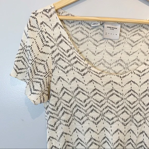 Vero Moda | Light-Weight Pattern T-Shirt - Picture 4 of 5